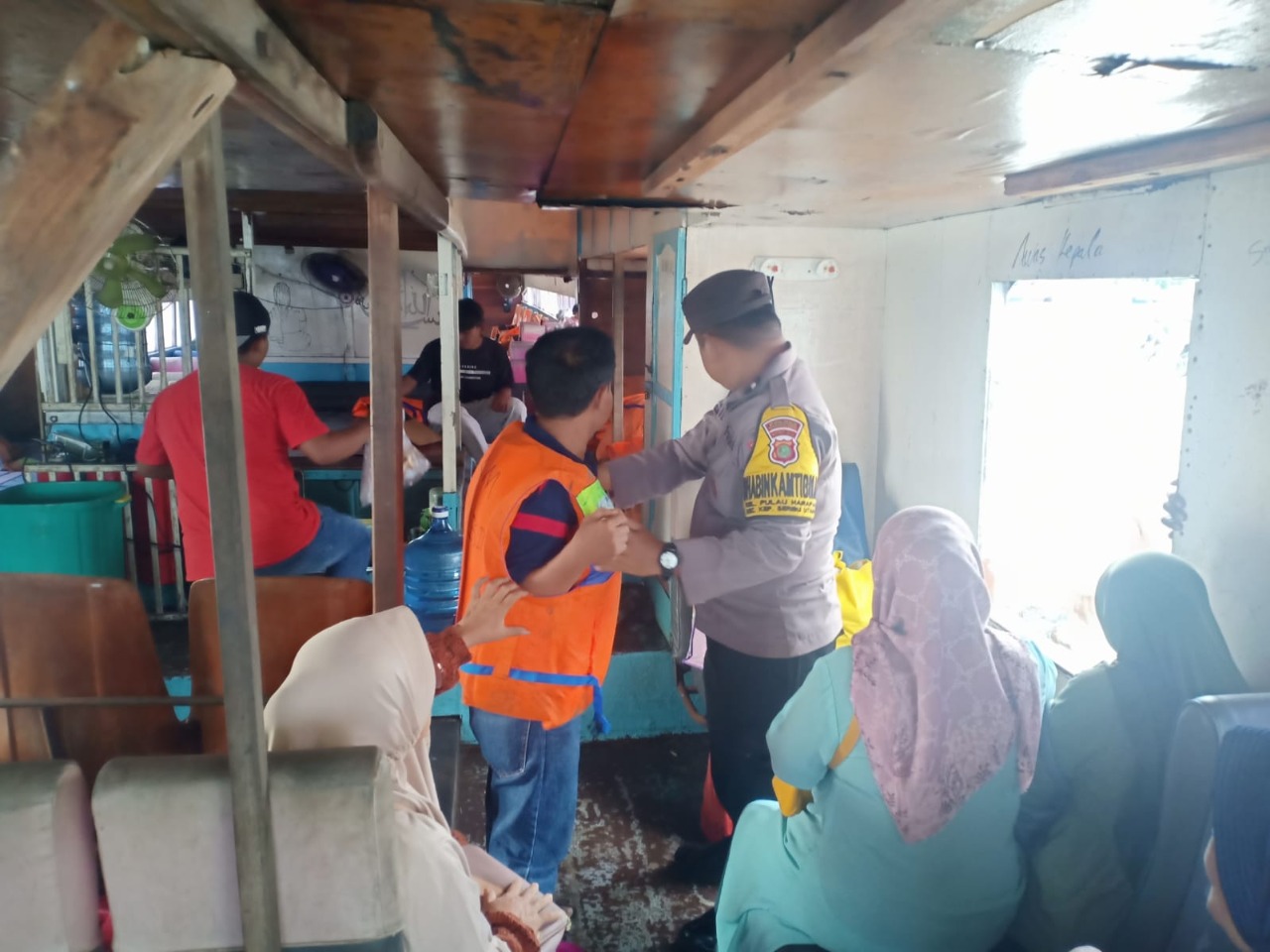 Bhabinkamtibmas Pulau Harapan Laksanakan Sambang Nelayan, Himbau Keselamatan Dalam Berlayar