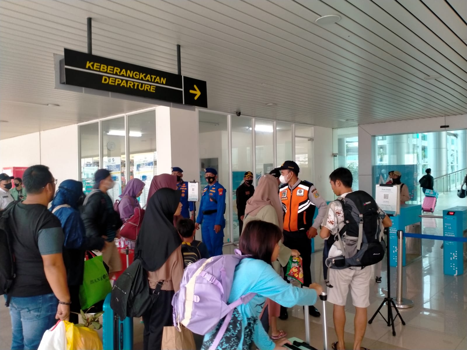 Polres Kep. Seribu Berikan Layanan Pengamanan Dermaga terhadap 325 Penumpang di Dermaga Kali Adem
