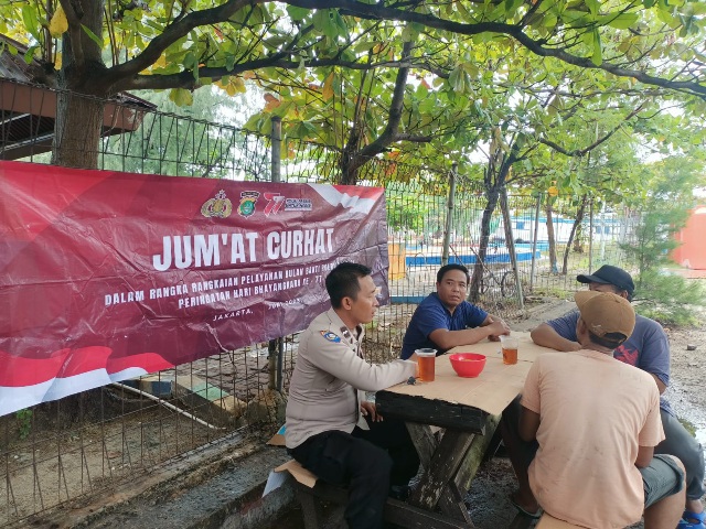Bhabinkamtibmas Pulau Kelapa Giat Jumat Curhat untuk Mencari Solusi Permasalahan Kamtibmas