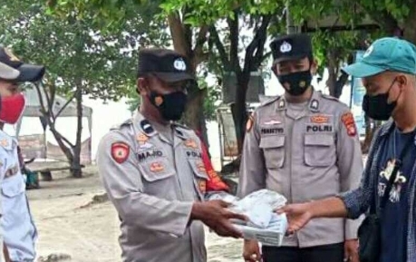 Warga Di Ruang Publik, Dapat Himbauan ProKes Dan Bagikan 1.100 Masker Dari Polres Kep Seribu