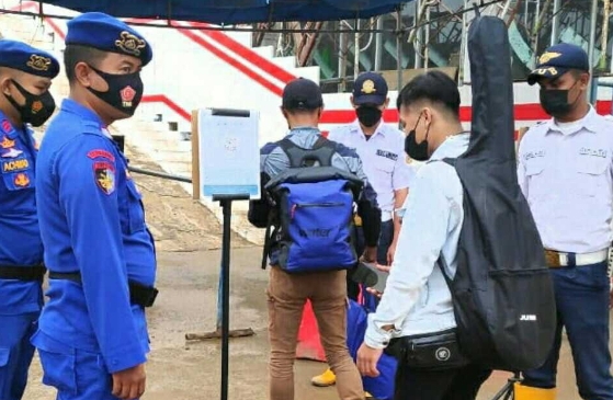 Ke Pulau Seribu Dari Pelabuhan Kaliadem, 96 Wisatawan Scan Barcode Aplikasi Peduli Lindungi