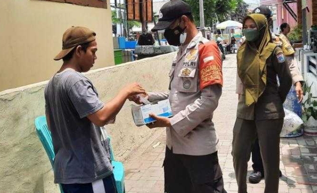 Cegah Sebaran COVID19, Polres Kep Seribu Terus Himbau ProKes Dan Bagikan 1.200 Masker
