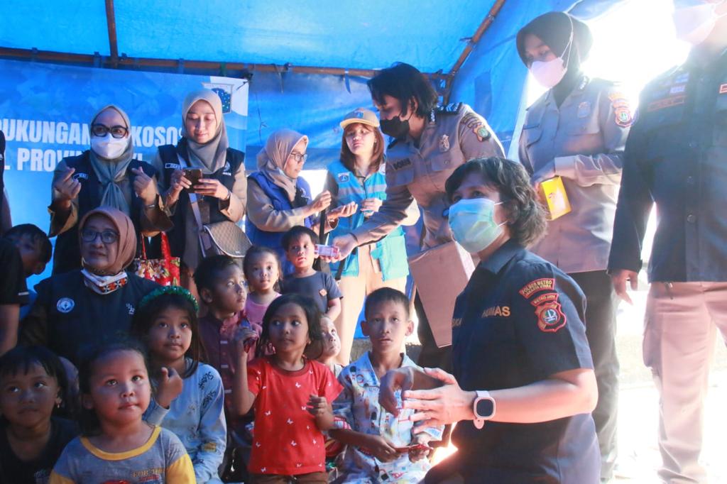 Polwan Polres Metro Jakut Dikerahkan Berikan Trauma Healing Korban Kebakaran Kapuk Muara