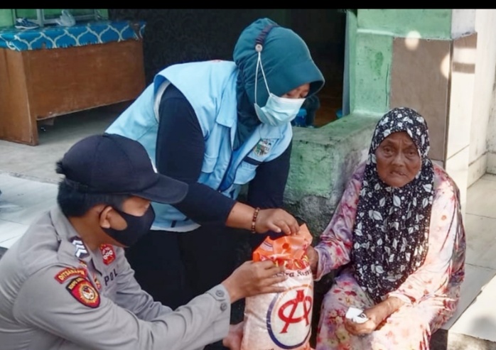 Warga Terdampak Covid-19 di 3 Pulau dapat Bansos dari Polsek Kep Seribu Utara