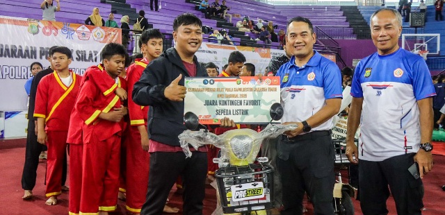 Polres Kepulauan Seribu Mengadakan Kegiatan Foging / Pengasapan Nyamuk DBD di Wilayahnya
