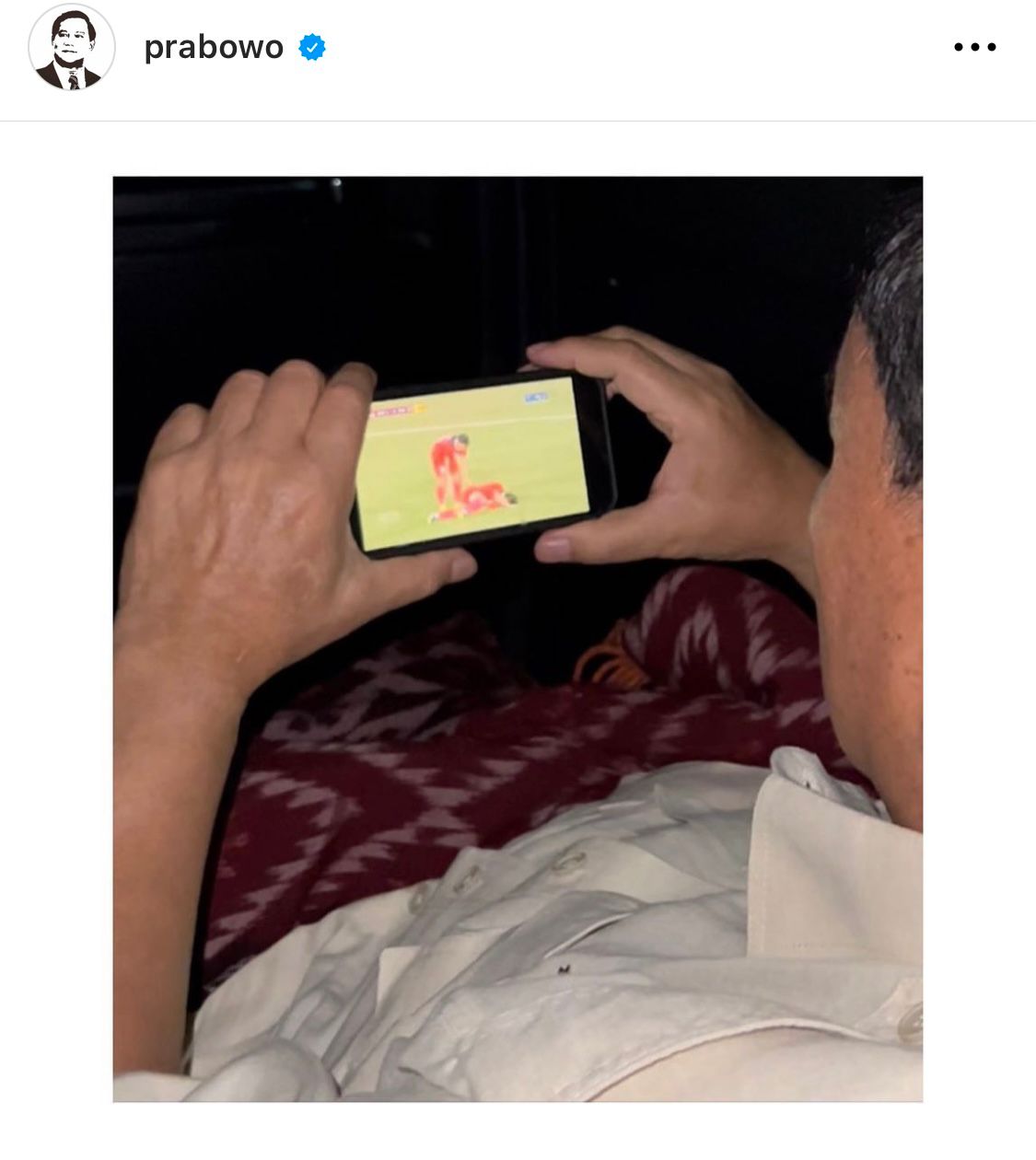 Prabowo Streaming Timnas U-22 Pakai HP, Netizen: Vibes Anak Kosan