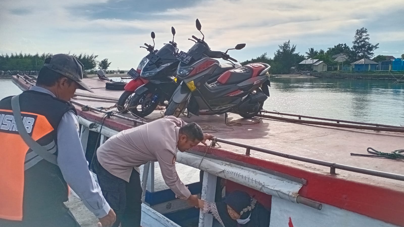 Anggota Polsek Kepulauan Seribu Selatan Bantu Penumpang Turun Dari Kapal