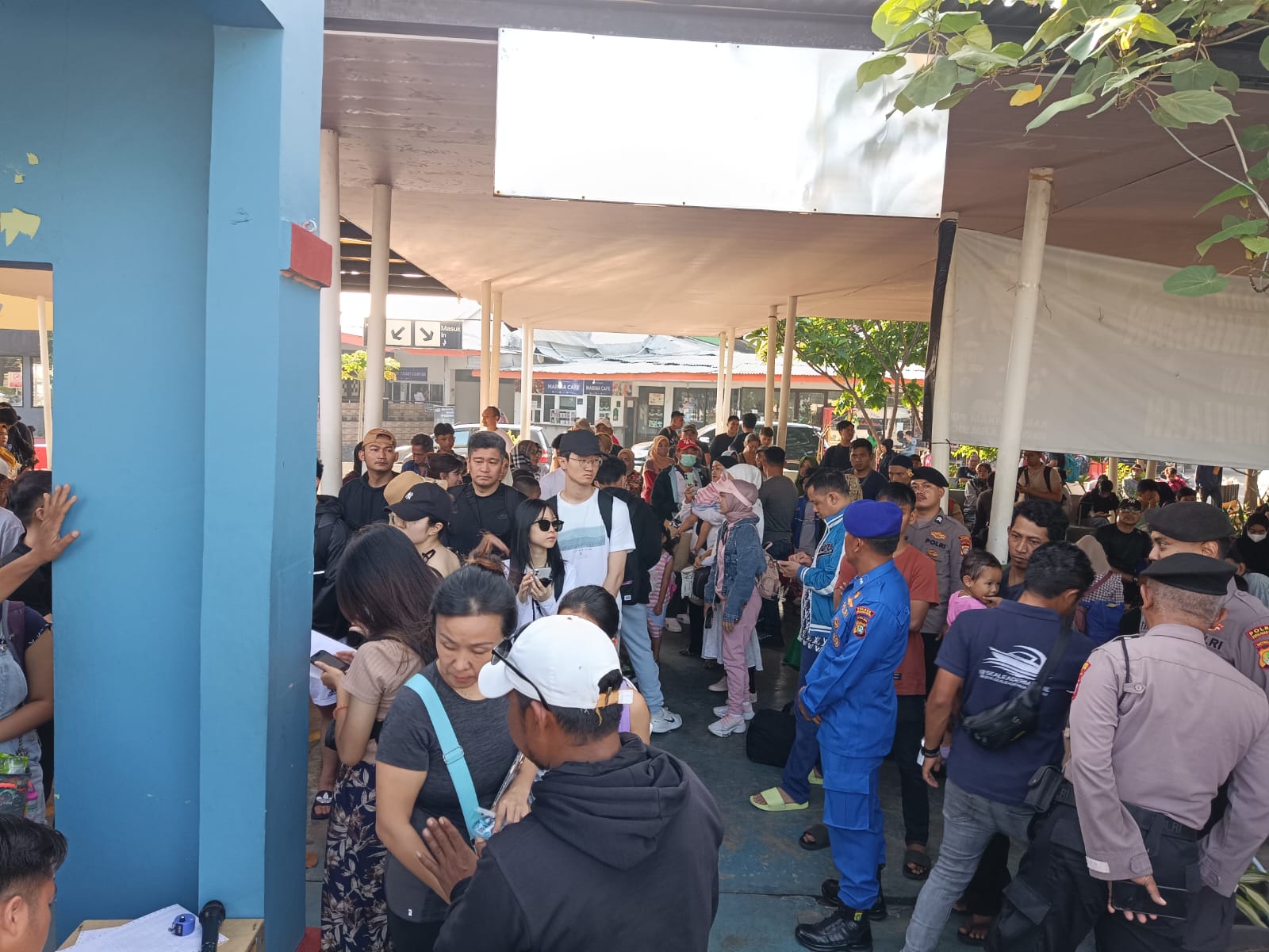 Polres Kepulauan Seribu Mengamankan Keberangkatan Warga dan Wisatawan di Dermaga 16 dan 17 Marina Ancol