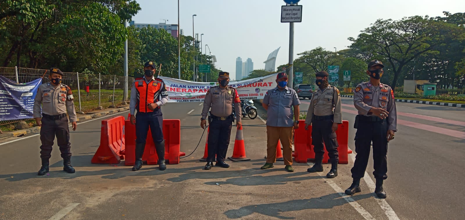 Batasi Mobilitas Warga, Polsek Pademangan Lakukan Penyekatan Dua Ruas Jalan
