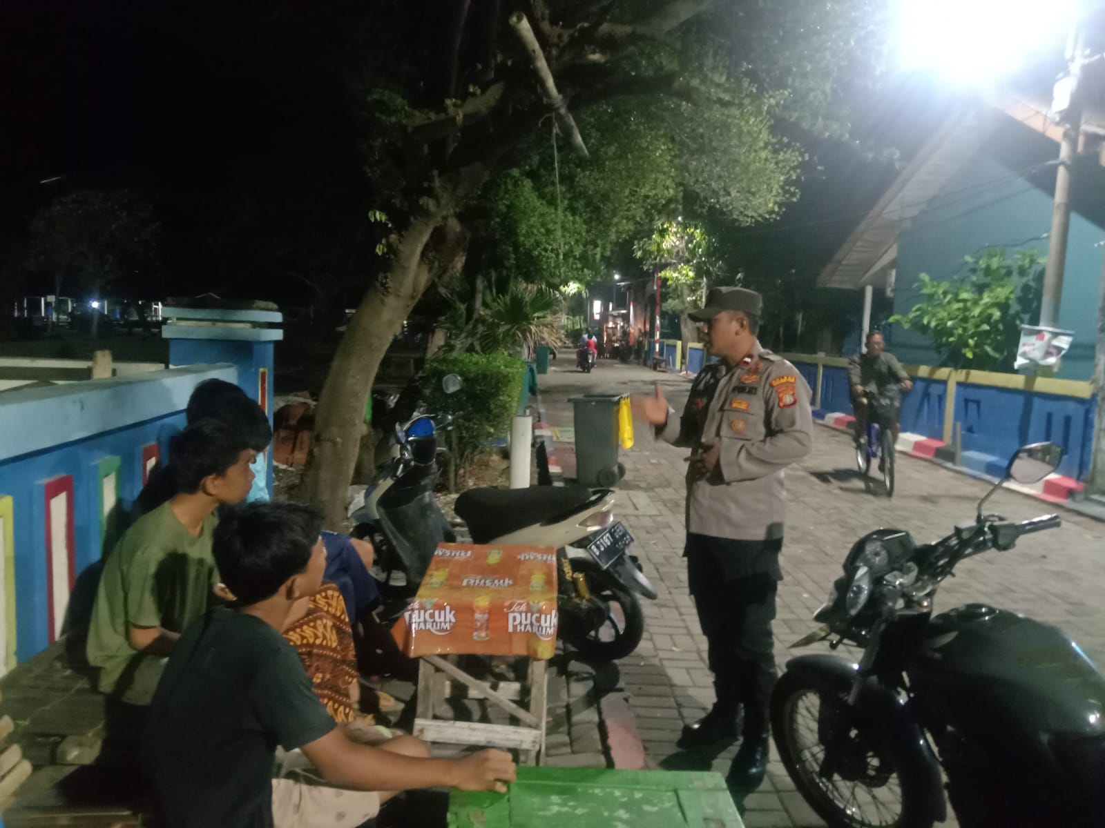 Polsek Kepulauan Seribu Selatan Gelar Patroli Malam Dialogis dan Himbauan Kenakalan Remaja untuk Sukseskan Pemilu 2024