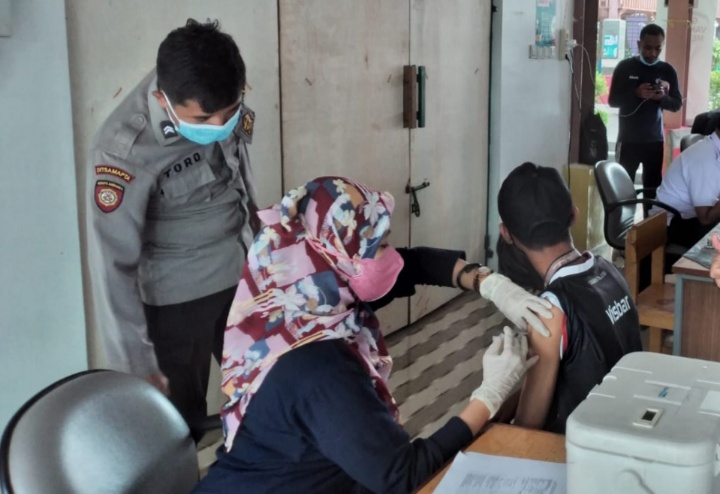 Gelar Vaksin di 4 Lokasi, Vaksinasi Booster Merdeka Polsek Kep Seribu Tingkatkan Capaian Vaksin Dosis 3