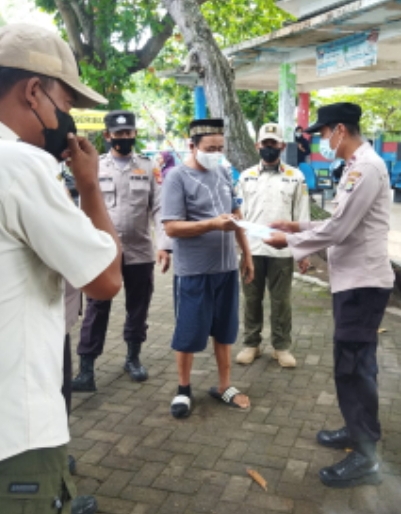 Polres Kep Seribu Terus Cegah Sebaran COVID-19 dengan Bagikan 900 Masker ke Warga