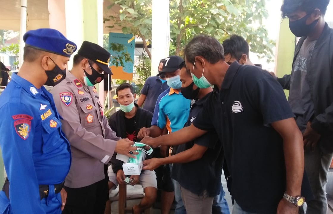 Polres Kep Seribu Bersama Tiga Pilar Terus Bagikan 2.600 Masker Medis Gratis Ke Warga