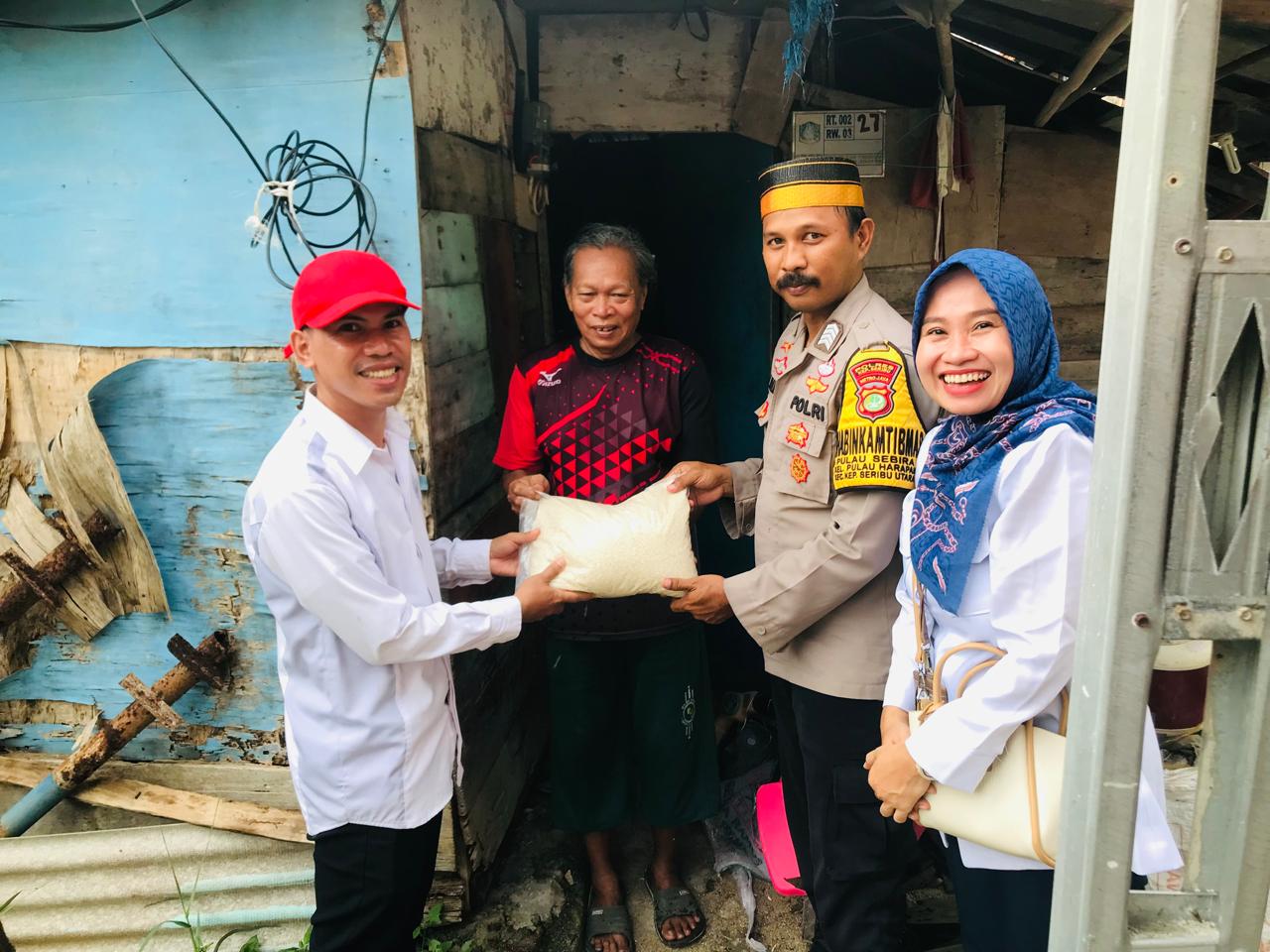 Bhabinkamtibmas Pulau Sabira Berbagi Sembako untuk Warga Tidak Mampu