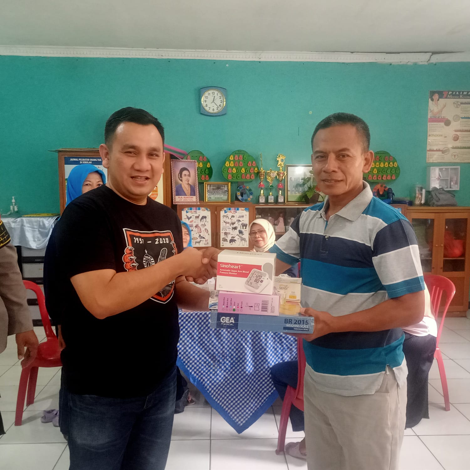 Dukung Pelayanan Kesehatan Masyarakat, Effendi Syahputra Bagikan Alat Cek Kesehatan ke Posbindu Petukangan Utara 