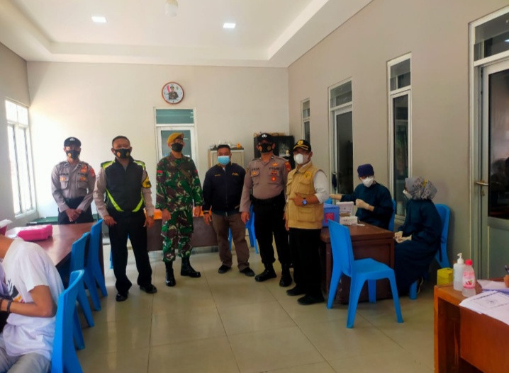 Bersama Bintara Remaja, Bhabinkamtibmas Monitoring Vaksinasi Kepada 150 Warga Ancol