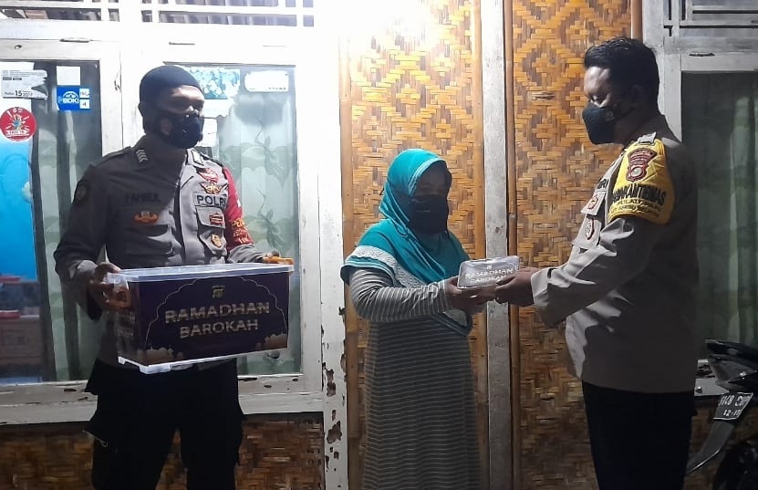 Ramadhan Barokah, Polsek Kep Seribu Selatan Bagikan Makan Sahur Gratis Ke Warga