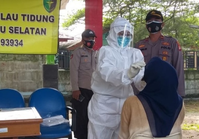 11 Pelanggar ProKes Ops Yustisi Polsek Kep Seribu Selatan di Sanksi dan di Swab Antigen