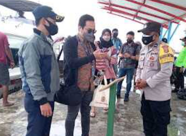 Tiba di 4 Dermaga Kedatangan Pulau Pemukiman, Polsek Kep Seribu Utara Wajibkan 95 Penumpang Kapal Scan PeduliLindungi
