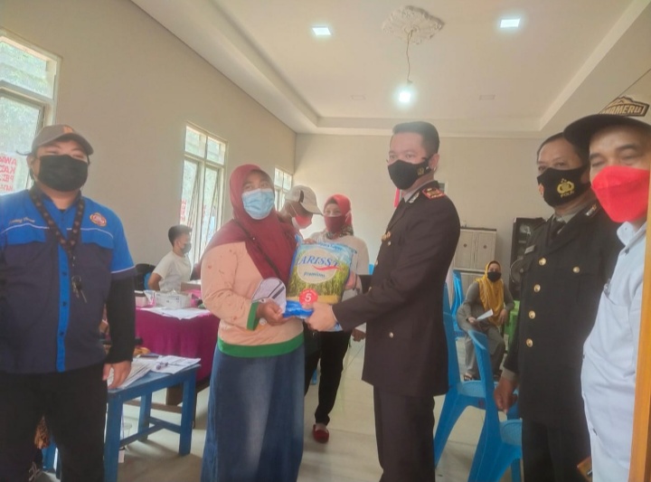 Di Hari Kemerdekaan ke- 76, Kapolsek Pademangan Tinjau Gerai Vaksin Merdeka Sambil Bagikan Sembako