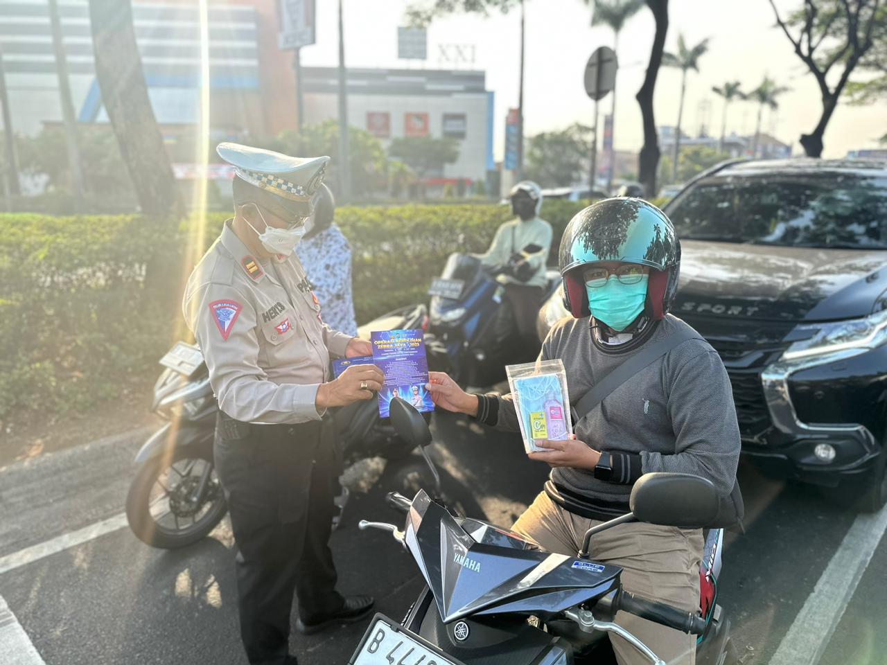 Lagi, Sat Lantas Polres Tangsel Bagikan Masker dan Vitamin