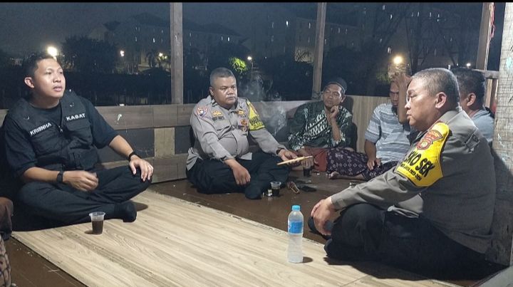 Kasat Reskrim Polres Pelabuhan Tanjung Priok Laksanakan Sambang Satkamling Dengan Warga Pluit Muara Angke
