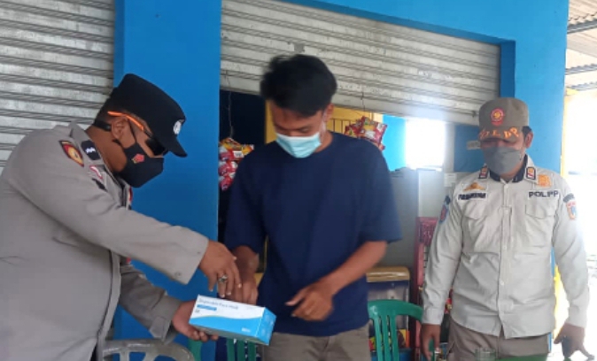 Sambangi Warga di Ruang Publik, Polsek Kep Seribu Selatan Imbau Proskes Bagikan 550 Masker