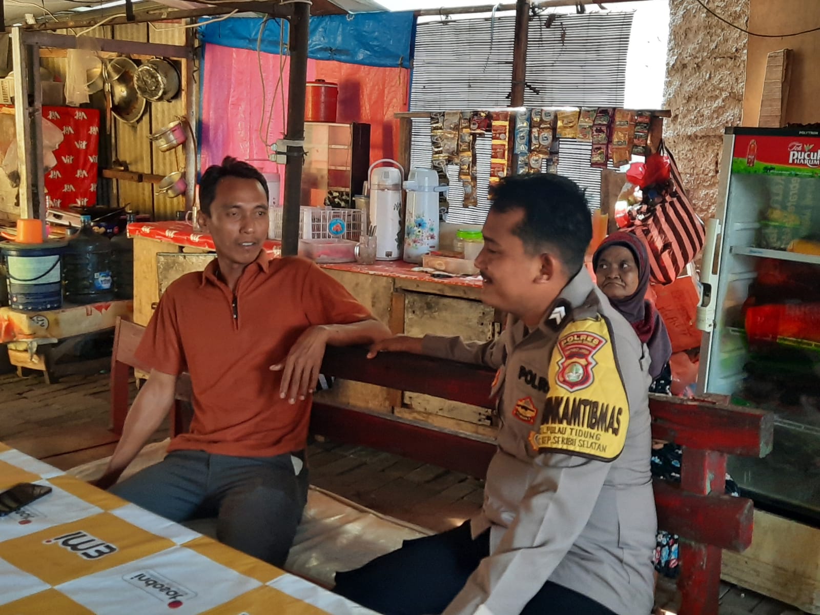Bhabinkamtibmas Pulau Tidung, Polres Kepulauan Seribu Briptu Andika Fajar Himbau Pemilik Warung Kelontong untuk Jaga Kualitas Dagangan dan Antisipasi Makanan Kadaluarsa
