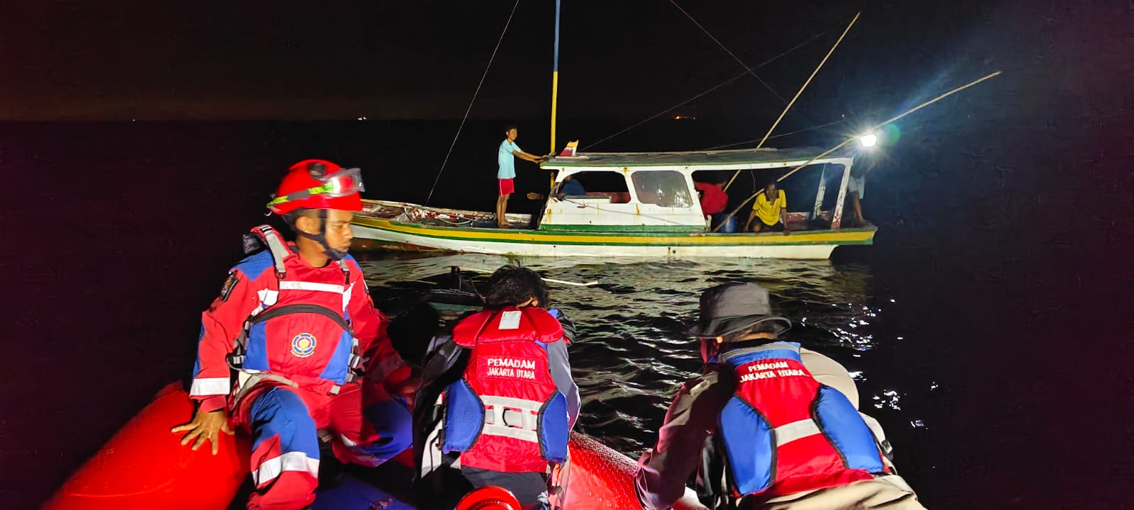 Aksi Heroik Polisi dan Damkar Evakuasi Empat Remaja Terjebak di Perairan Pulau Tikus, Kepulauan Seribu Selatan