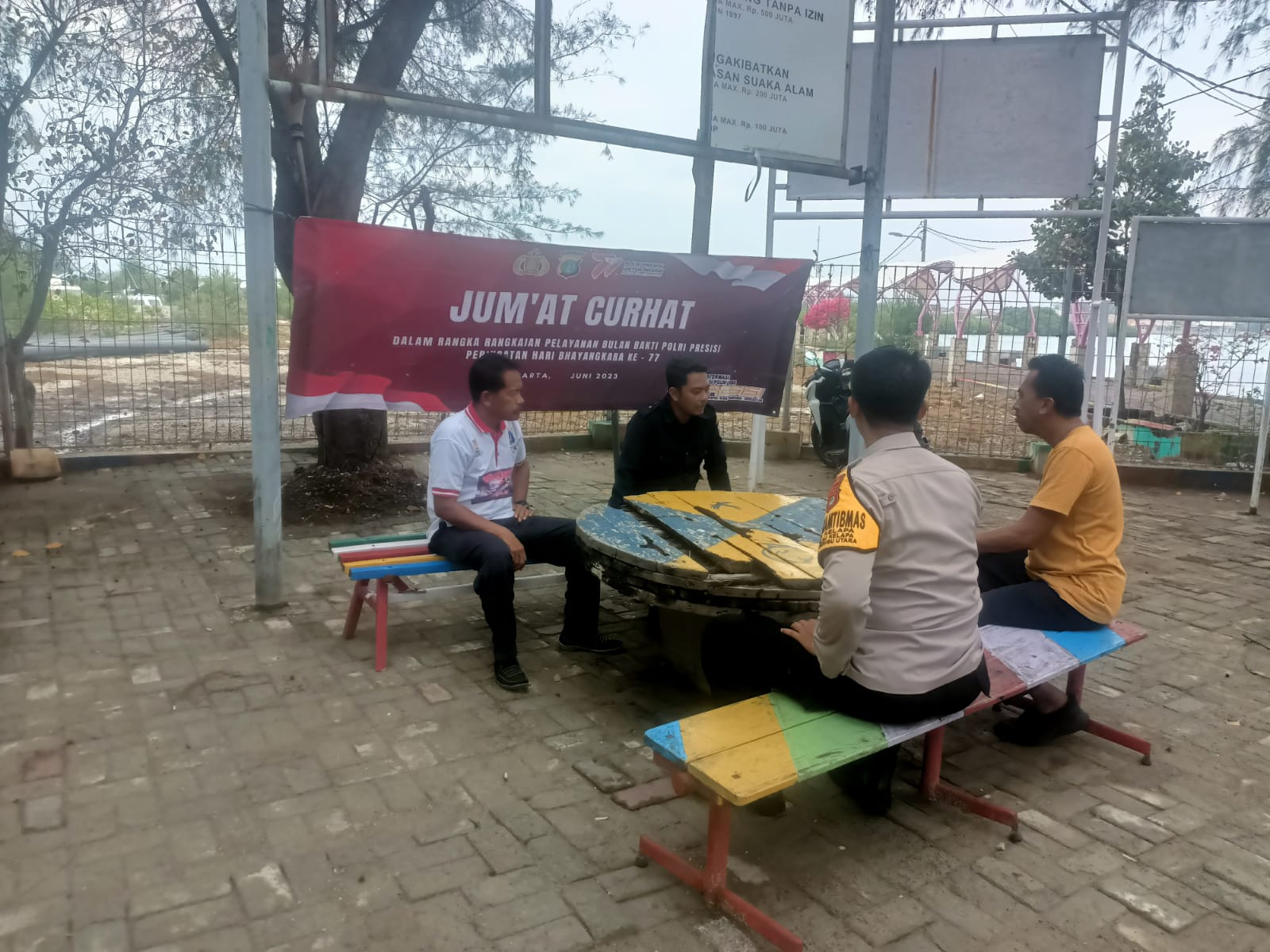 Bhabinkamtibmas Polres Kepulauan Seribu, Dorong Antisipasi Demam Berdarah dalam Giat 'Jumat Curhat' di Pulau Kelapa