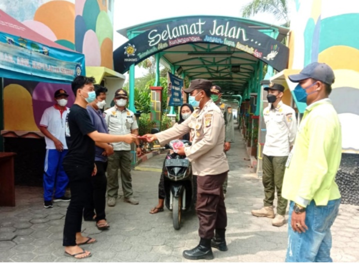 Saat Bagikan 1.200 Masker ke Warga, Polres Kep Seribu Sampaikan Imbauan ProKes
