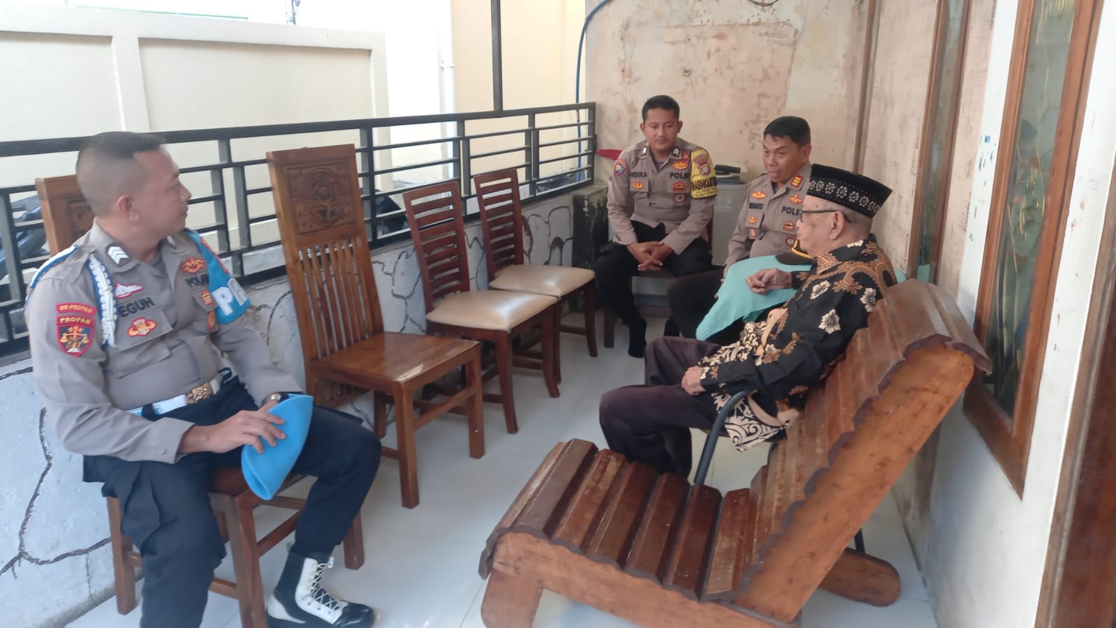 Kapolsek Kepulauan Seribu Selatan Sambangi Tokoh Agama Pulau Tidung, Perkuat Kerjasama dalam Peningkatan Iman dan Taqwa