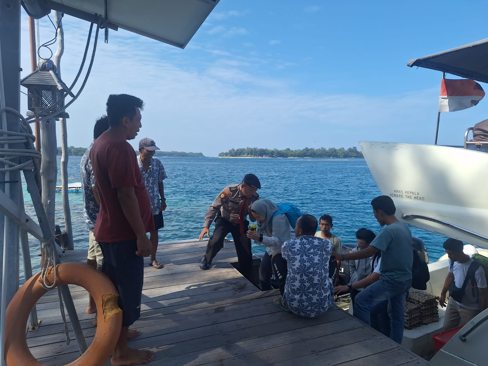 Satpam Obvit Polres Kepulauan Seribu Bantu Wisatawan di Dermaga Pulau Macan