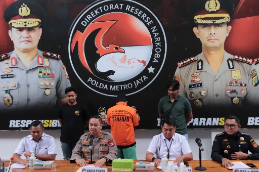 POLDA METRO JAYA UNGKAP KASUS HOME INDUSTRI PEMBUATAN CAIRAN LIQUID NARKOTIKA JARINGAN INTERNASIONAL
