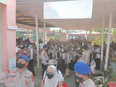 226 Penumpang Di Marina Ancol Diimbau Oleh Polres Kep. Seribu Untuk Scan PeduliLindungi Sebelum Naik Kapal