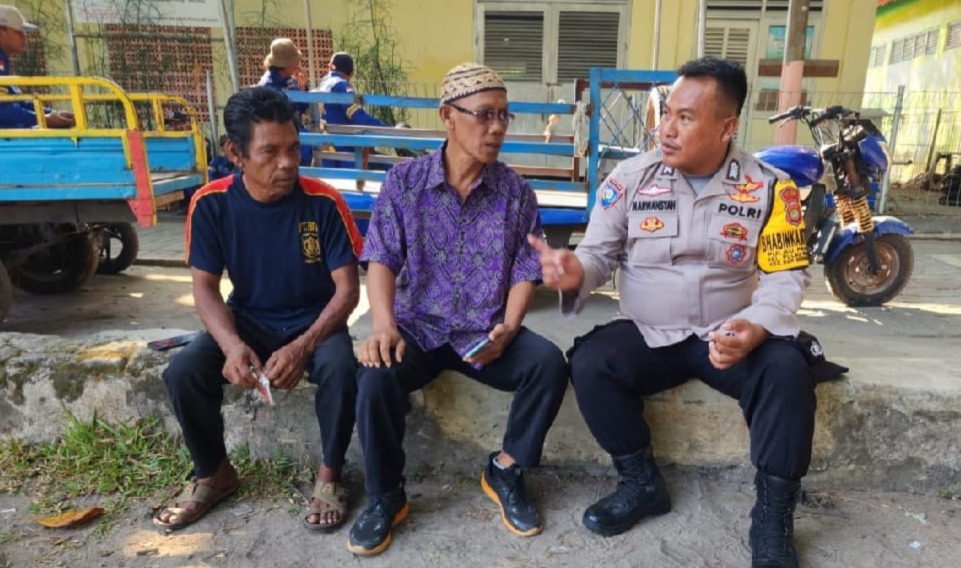 Bhabinkamtibmas Pulau Pramuka Jalin Silaturahmi dengan Tokoh Masyarakat untuk Tingkatkan Kamtibmas