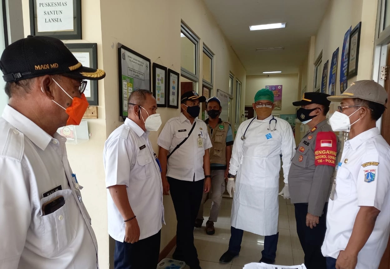 Hadiri Gerai Vaksin, Kapolsek Kep Seribu Utara Ajak Warga Terapkan ProKes dan Lengkapi Suntik Vaksin