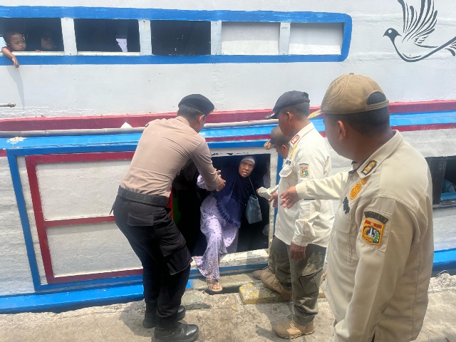 Polisi Baik Polsek Kepulauan Seribu Utara Bersama Dishub dan Satpol PP Bantu Penumpang di Dermaga Pulau Kelapa