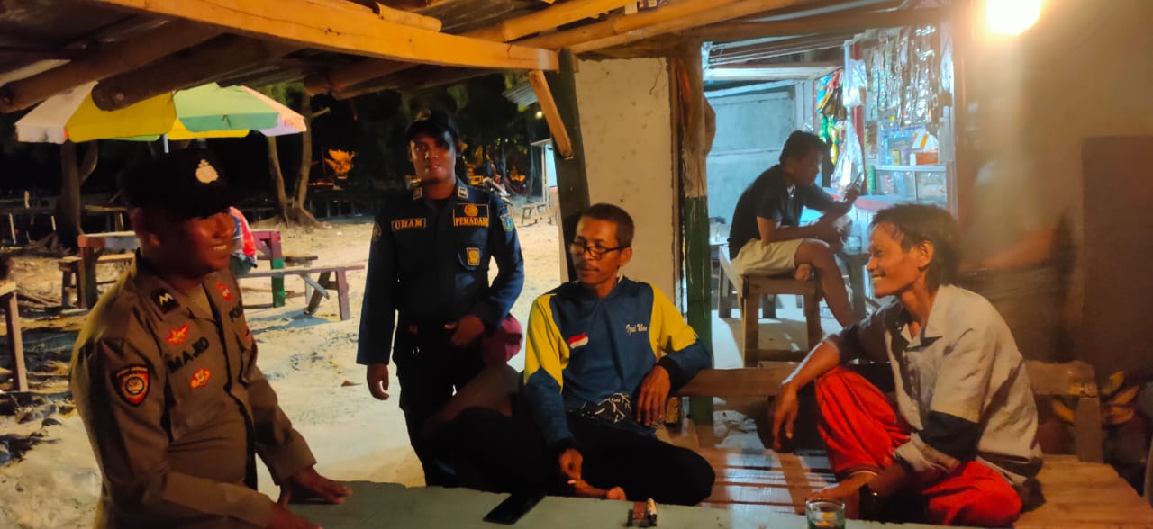 Polsek Kepulauan Seribu Selatan Lakukan Patroli Malam di Pulau Pari, Himbau Nelayan Waspada Cuaca Buruk dan Keselamatan Diri