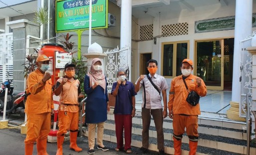 Jelang Iduladha, Petugas dan Warga Kelurahan Koja Bersihkan Masjid