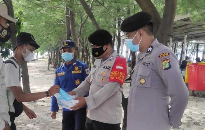 Sampaikan Himbauan ProKes dan Bagikan 1.200 Masker Ke Warga, Polres Kepulauan Seribu Terus Cegah Sebaran COVID-19