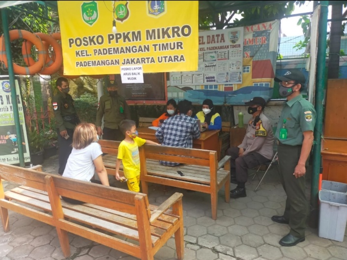Sambangi Posko PPKM Skala Mikro, Ini yang Dilakukan Bhabinkamtibmas Polsek Pademangan