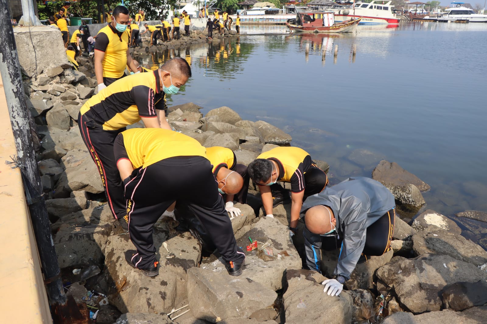 Kapolres Kepulauan Seribu Pimpin Aksi Bersih Pantai Demi Perangi Sampah Plastik