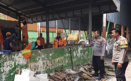 Kanit Binmas Polsek Kepulauan Seribu Selatan Himbau Petugas Pengelola Sampah di Pulau Tidung untuk Hindari Pembakaran
