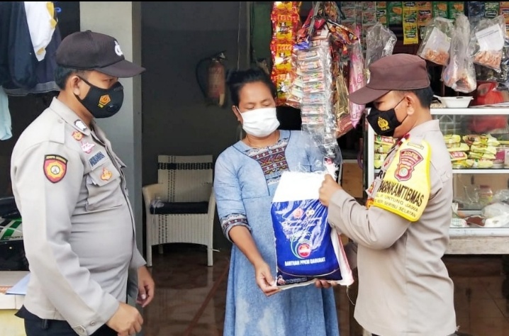 Bagikan Bansos kepada 152 KK Warga Terdampak Covid-19, Polres Kep Seribu Himbau Terapkan ProKes dan Suntik Vaksin