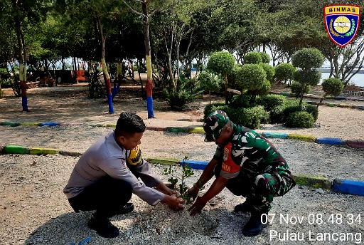 Polsek Kepulauan Seribu Selatan dan Warga Bersatu Menanam Bibit Pohon untuk Kurangi Polusi Udara