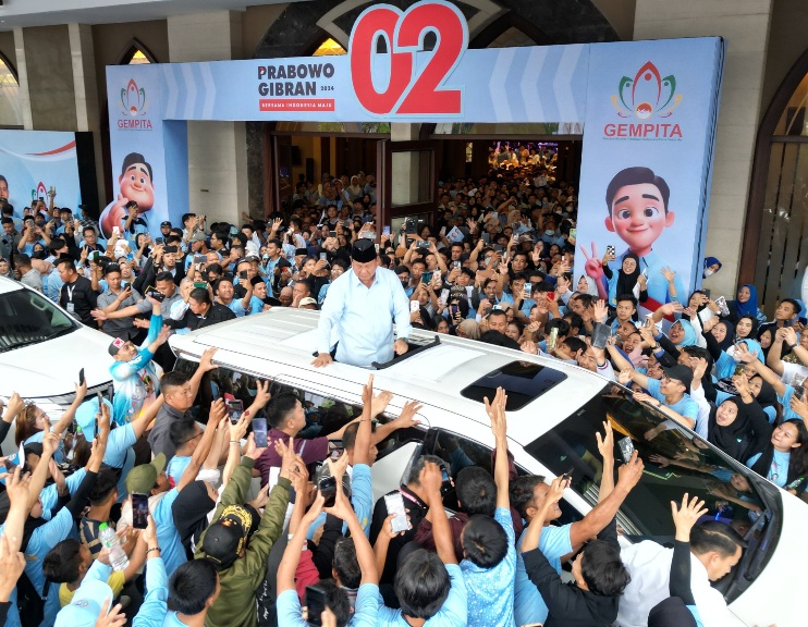 Parade Perkusi dan Tarian Sambut Kehadiran Prabowo di Bandung