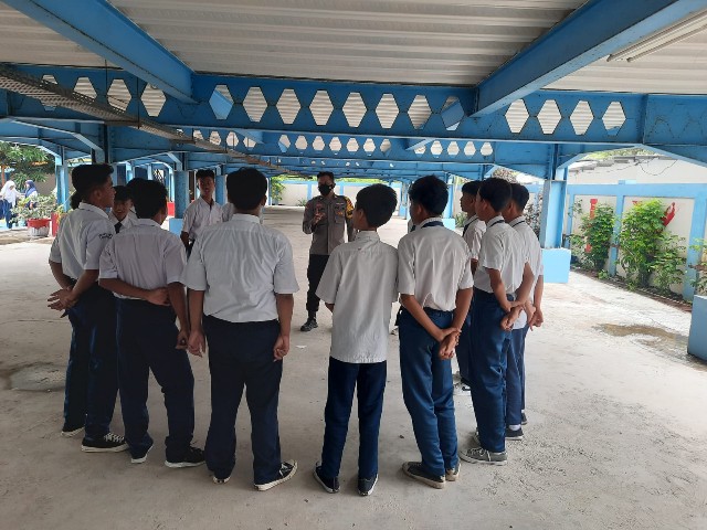 Bhabinkamtibmas Ajak Siswa SMPN 288 Pulau Lancang Miliki Akhlak dan Etika