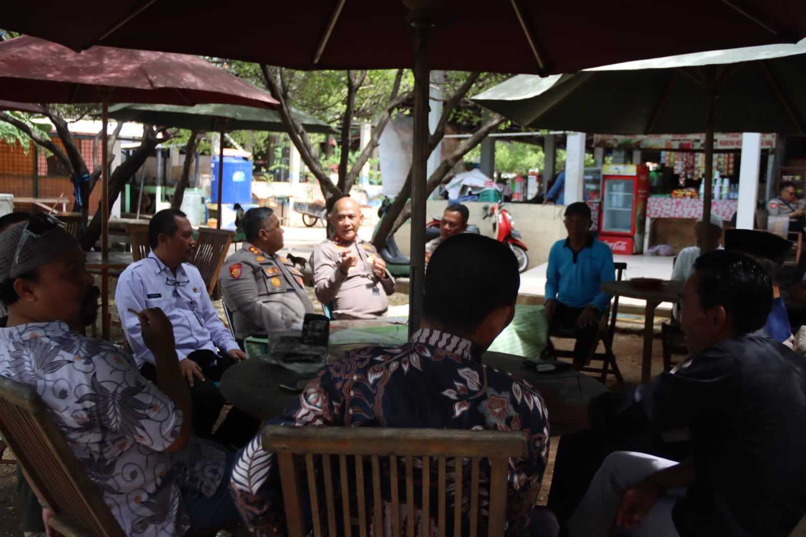 Kapolres Kepulauan Seribu AKBP Ajie Lukman Hidayat Gelar Jumat Curhat di Pulau Panggang, Dengarkan Langsung Aspirasi Warga