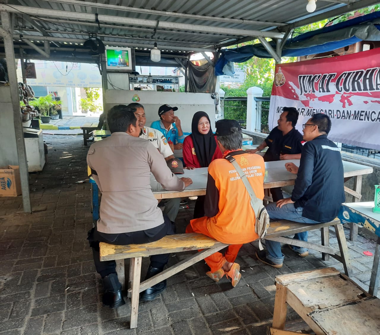 Bhabinkamtibmas Pulau Tidung, Polres Kepulauan Seribu, Gelar 'Jumat Curhat' untuk Selesaikan Permasalahan Kamtibmas